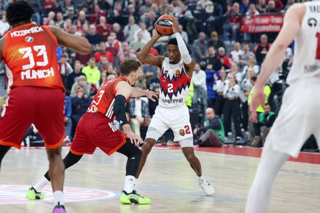 Kobi Simmons Baskonia Vitoria Gasteiz, 02 with Andreas Obst FC Bayern Basketball, 13 , GER, FC Bayern Basketball vs Kosner Baskonia Vitoria Gasteiz, Basketball, Euroleague, Matchday 20, Season 2025 2026, 07 01 2026, GER, FC Bayern Basketball vs Kosner Baskonia Vitoria Gasteiz, Basketball, Euroleague, Matchday 20, Season 2025 2026, 07 01 2026 Munich Copyright: xEibner-Pressefoto JennixMaulx EP_JML