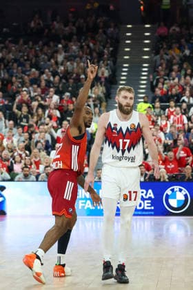 Isiaha Mike FC Bayern Basketball, 22 celebrates a goal, with Gytis Redzevicius Baskonia Vitoria Gasteiz, 17 , GER, FC Bayern Basketball vs Kosner Baskonia Vitoria Gasteiz, Basketball, Euroleague, Matchday 20, Season 2025 2026, 07 01 2026, GER, FC Bayern Basketball vs Kosner Baskonia Vitoria Gasteiz, Basketball, Euroleague, Matchday 20, Season 2025 2026, 07 01 2026 Muenchen Copyright: xEibner-Pressefoto JennixMaulx EP_JML