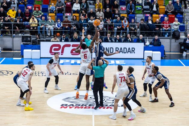 CZE, Basketball Champions League, PlayIns, ERA Nymburk MLP Academics Heidelberg 08 01 2026, Kralovka Arena, Prague, CZE, Basketball Champions League, PlayIns, ERA Nymburk MLP Academics Heidelberg Tip off, Keyshawn Feazell ERA Nymburk 6 , Osun Osunniyi MLP Academics Heidelberg 12 Photo Alexander Trienitz Prague Kralovka Arena Prague Czech Republic