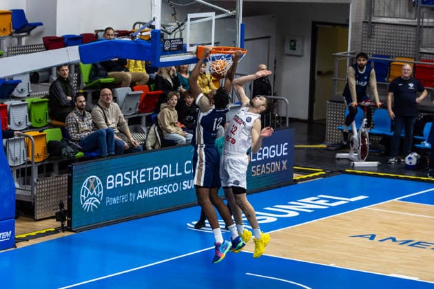 CZE, Basketball Champions League, PlayIns, ERA Nymburk MLP Academics Heidelberg 08 01 2026, Kralovka Arena, Prague, CZE, Basketball Champions League, PlayIns, ERA Nymburk MLP Academics Heidelberg Osun Osunniyi MLP Academics Heidelberg 12 , J T Shumate ERA Nymburk 32 Photo Alexander Trienitz Prague Kralovka Arena Prague Czech Republic