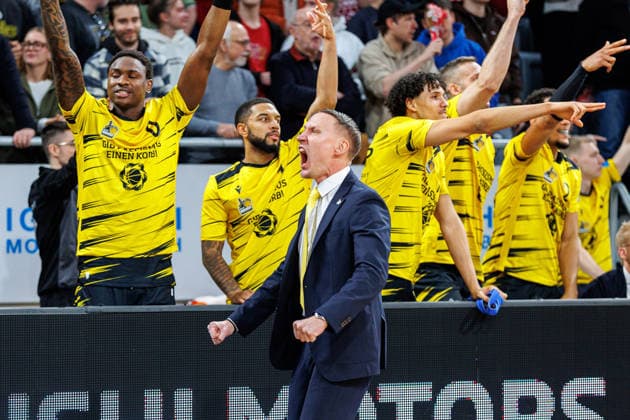 Mikko Riipinen MHP Riesen Ludwigsburg, coach, team, squad, cheers, jubilation, positive emotions, positive emotion, BMA365 Bamberg Baskets vs MHP Riesen Ludwigsburg, basketball, easyCredit BBL, Matchday 15, 09 01 2026 BMA365 Bamberg Baskets vs MHP Riesen Ludwigsburg, basketball, easyCredit BBL, Matchday 15, 09 01 2026 Bamberg Copyright: xEibner-Pressefoto G.xSantemizx EP_EER