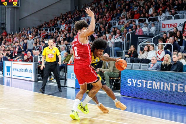 Demarcus Demonia BMA365 Bamberg Baskets, 08 , Stefan Smith MHP Riesen Ludwigsburg, 03 , BMA365 Bamberg Baskets vs MHP Riesen Ludwigsburg, Basketball, easyCredit BBL, 15 Matchday, 09 01 2026 BMA365 Bamberg Baskets vs MHP Riesen Ludwigsburg, Basketball, easyCredit BBL, 15 Matchday, 09 01 2026 Bamberg Copyright: xEibner-Pressefoto G.xSantemizx EP_EER