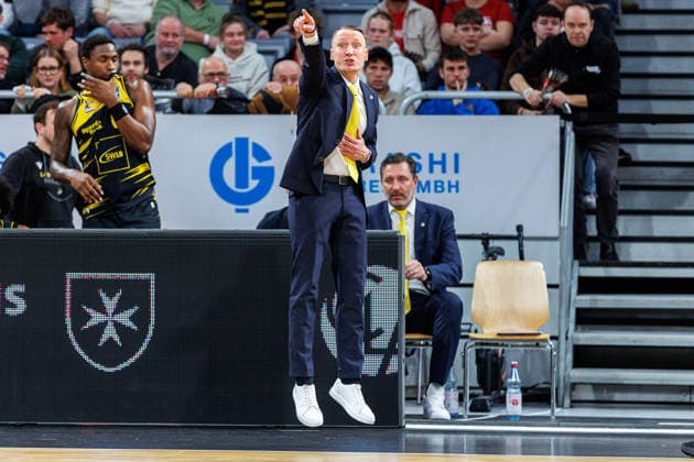 Mikko Riipinen MHP Riesen Ludwigsburg, Coach , single picture, single photo, portrait, portraet, cheers, cheering, positive emotions, positive emotion, BMA365 Bamberg Baskets vs MHP Riesen Ludwigsburg, Basketball, easyCredit BBL, 15 Matchday, 09 01 2026 BMA365 Bamberg Baskets vs MHP Riesen Ludwigsburg, Basketball, easyCredit BBL, 15 Matchday, 09 01 2026 Bamberg Copyright: xEibner-Pressefoto G.xSantemizx EP_EER