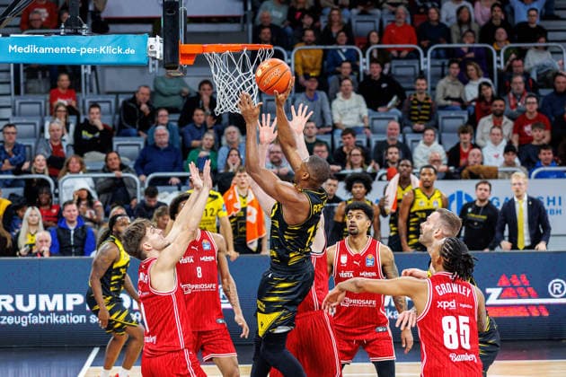 Zachary Ensminger (BMA365 Bamberg Baskets, 01), Demarcus Demonia (BMA365 Bamberg Baskets, 08), Yorman Polas Bartolo (MHP Riesen Ludwigsburg, 13), Ibi Watson (BMA365 Bamberg Baskets, 02), Austin Crowley (BMA365 Bamberg Baskets, 85), BMA365 Bamberg Baskets vs. MHP Riesen Ludwigsburg, Basketball, easyCredit BBL, 15. Spieltag, 09.01.2026 BMA365 Bamberg Baskets vs. MHP Riesen Ludwigsburg, Basketball, easyCredit BBL, 15. Spieltag, 09.01.2026 Bamberg Copyright: xEibner-Pressefoto G.xSantemizx EP_EER