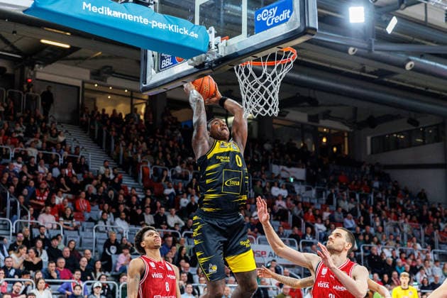 Babacar Sane MHP Riesen Ludwigsburg, 00 , Dunking, BMA365 Bamberg Baskets vs MHP Riesen Ludwigsburg, Basketball, easyCredit BBL, Matchday 15, 09 01 2026 BMA365 Bamberg Baskets vs MHP Riesen Ludwigsburg, Basketball, easyCredit BBL, Matchday 15, 09 01 2026 Bamberg Copyright: xEibner-Pressefoto G.xSantemizx EP_EER