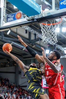 Traveon Buchanan MHP Riesen Ludwigsburg, 02 , Ejiofor Onu BMA365 Bamberg Baskets, 35 , BMA365 Bamberg Baskets vs MHP Riesen Ludwigsburg, Basketball, easyCredit BBL, Matchday 15, 09 01 2026 BMA365 Bamberg Baskets vs MHP Riesen Ludwigsburg, Basketball, easyCredit BBL, Matchday 15, 09 01 2026 Bamberg Copyright: xEibner-Pressefoto G.xSantemizx EP_EER
