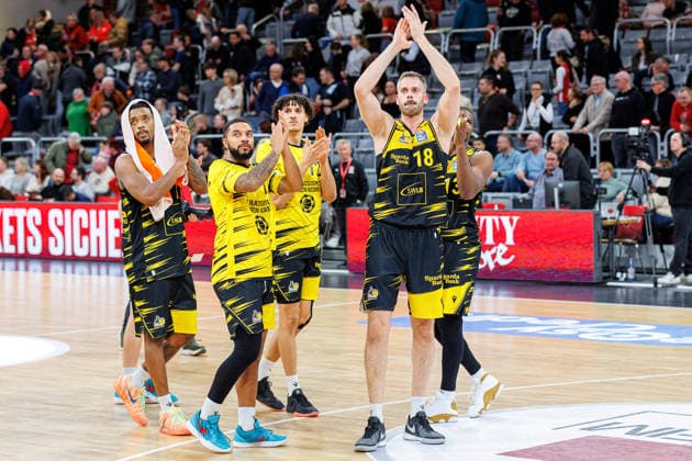 Team, squad, end of match, cheers, jubilation, positive emotions, positive emotion, BMA365 Bamberg Baskets vs MHP Riesen Ludwigsburg, Basketball, easyCredit BBL, Matchday 15, 09 01 2026 BMA365 Bamberg Baskets vs MHP Riesen Ludwigsburg, Basketball, easyCredit BBL, Matchday 15, 09 01 2026 Bamberg Copyright: xEibner-Pressefoto G.xSantemizx EP_EER