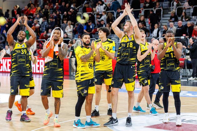 Team, squad, end of match, cheers, jubilation, positive emotions, positive emotion, BMA365 Bamberg Baskets vs MHP Riesen Ludwigsburg, Basketball, easyCredit BBL, Matchday 15, 09 01 2026 BMA365 Bamberg Baskets vs MHP Riesen Ludwigsburg, Basketball, easyCredit BBL, Matchday 15, 09 01 2026 Bamberg Copyright: xEibner-Pressefoto G.xSantemizx EP_EER