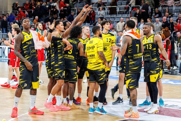 Team, squad, end of match, cheers, jubilation, positive emotions, positive emotion, BMA365 Bamberg Baskets vs MHP Riesen Ludwigsburg, Basketball, easyCredit BBL, Matchday 15, 09 01 2026 BMA365 Bamberg Baskets vs MHP Riesen Ludwigsburg, Basketball, easyCredit BBL, Matchday 15, 09 01 2026 Bamberg Copyright: xEibner-Pressefoto G.xSantemizx EP_EER