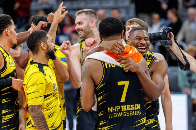 Elijah Hughes MHP Riesen Ludwigsburg, 07 , Yorman Polas Bartolo MHP Riesen Ludwigsburg, 13 , cheers, jubilation, positive emotions, positive emotion, end of game, BMA365 Bamberg Baskets vs MHP Riesen Ludwigsburg, Basketball, easyCredit BBL, Matchday 15, 09 01 2026 BMA365 Bamberg Baskets vs MHP Riesen Ludwigsburg, Basketball, easyCredit BBL, Matchday 15, 09 01 2026 Bamberg Copyright: xEibner-Pressefoto G.xSantemizx EP_EER