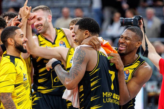 Elijah Hughes MHP Riesen Ludwigsburg, 07 , Yorman Polas Bartolo MHP Riesen Ludwigsburg, 13 , cheers, jubilation, positive emotions, positive emotion, end of game, BMA365 Bamberg Baskets vs MHP Riesen Ludwigsburg, Basketball, easyCredit BBL, Matchday 15, 09 01 2026 BMA365 Bamberg Baskets vs MHP Riesen Ludwigsburg, Basketball, easyCredit BBL, Matchday 15, 09 01 2026 Bamberg Copyright: xEibner-Pressefoto G.xSantemizx EP_EER