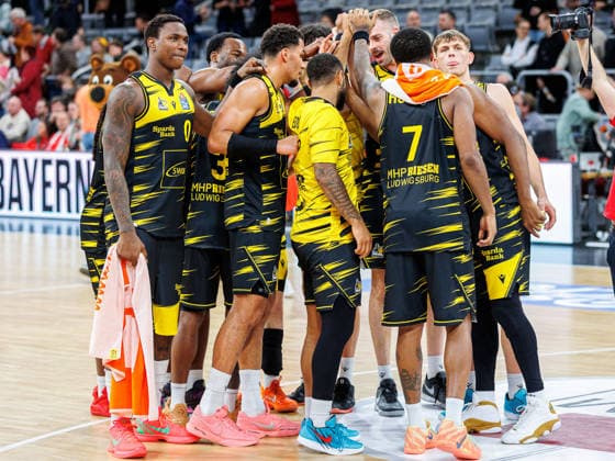 Team, squad, end of match, cheers, jubilation, positive emotions, positive emotion, BMA365 Bamberg Baskets vs MHP Riesen Ludwigsburg, Basketball, easyCredit BBL, Matchday 15, 09 01 2026 BMA365 Bamberg Baskets vs MHP Riesen Ludwigsburg, Basketball, easyCredit BBL, Matchday 15, 09 01 2026 Bamberg Copyright: xEibner-Pressefoto G.xSantemizx EP_EER