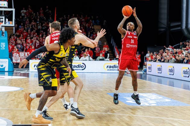 Jonas Wohlfarth Bottermann MHP Riesen Ludwigsburg, 18 , Cobe Williams BMA365 Bamberg Baskets, 24 , BMA365 Bamberg Baskets vs MHP Riesen Ludwigsburg, Basketball, easyCredit BBL, Matchday 15, 09 01 2026 BMA365 Bamberg Baskets vs MHP Riesen Ludwigsburg, Basketball, easyCredit BBL, Matchday 15, 09 01 2026 Bamberg Copyright: xEibner-Pressefoto G.xSantemizx EP_EER