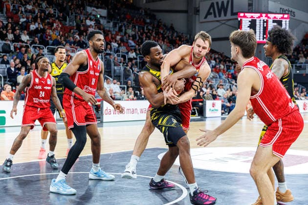 Maxwell Dongmo Temoka MHP Riesen Ludwigsburg, 39 , Moritz Krimmer BMA365 Bamberg Baskets, 27 , BMA365 Bamberg Baskets vs MHP Riesen Ludwigsburg, Basketball, easyCredit BBL, 15 Matchday, 09 01 2026 BMA365 Bamberg Baskets vs MHP Riesen Ludwigsburg, Basketball, easyCredit BBL, 15 Matchday, 09 01 2026 Bamberg Copyright: xEibner-Pressefoto G.xSantemizx EP_EER
