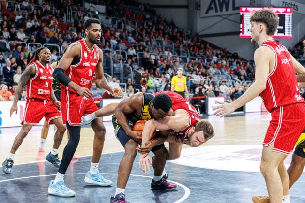 Maxwell Dongmo Temoka MHP Riesen Ludwigsburg, 39 , Moritz Krimmer BMA365 Bamberg Baskets, 27 , BMA365 Bamberg Baskets vs MHP Riesen Ludwigsburg, Basketball, easyCredit BBL, 15 Matchday, 09 01 2026 BMA365 Bamberg Baskets vs MHP Riesen Ludwigsburg, Basketball, easyCredit BBL, 15 Matchday, 09 01 2026 Bamberg Copyright: xEibner-Pressefoto G.xSantemizx EP_EER