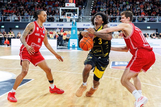 Austin Crowley BMA365 Bamberg Baskets, 85 , Stefan Smith MHP Riesen Ludwigsburg, 03 , Richard Balint BMA365 Bamberg Baskets, 11 , BMA365 Bamberg Baskets vs MHP Riesen Ludwigsburg, Basketball, easyCredit BBL, Matchday 15, 09 01 2026 BMA365 Bamberg Baskets vs MHP Riesen Ludwigsburg, Basketball, easyCredit BBL, Matchday 15, 09 01 2026 Bamberg Copyright: xEibner-Pressefoto G.xSantemizx EP_EER
