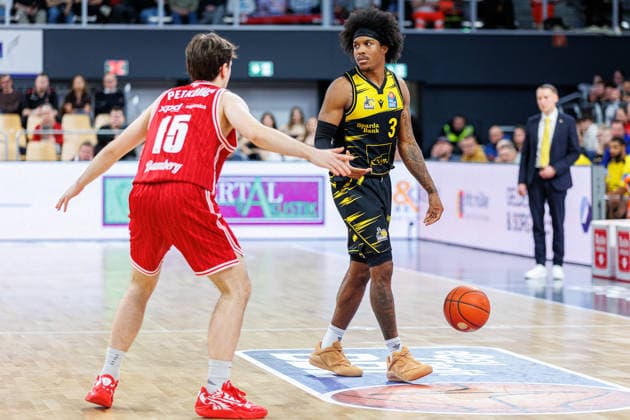 Adrian Petkovic BMA365 Bamberg Baskets, 15 , Stefan Smith MHP Riesen Ludwigsburg, 03 , BMA365 Bamberg Baskets vs MHP Riesen Ludwigsburg, Basketball, easyCredit BBL, Matchday 15, 09 01 2026 BMA365 Bamberg Baskets vs MHP Riesen Ludwigsburg, Basketball, easyCredit BBL, Matchday 15, 09 01 2026 Bamberg Copyright: xEibner-Pressefoto G.xSantemizx EP_EER