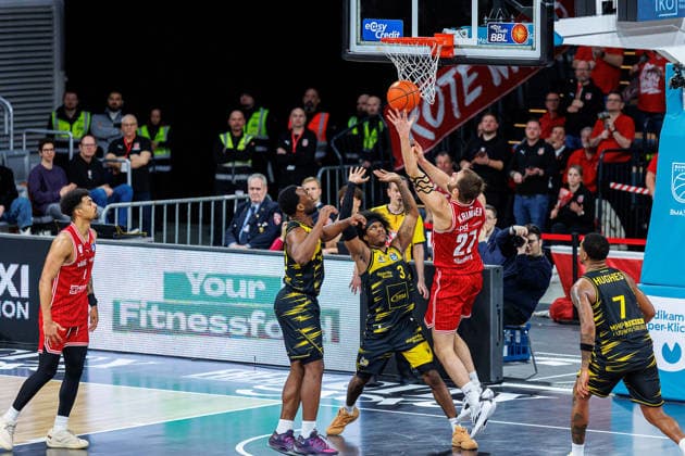Stefan Smith MHP Riesen Ludwigsburg, 03 , Moritz Krimmer BMA365 Bamberg Baskets, 27 , BMA365 Bamberg Baskets vs MHP Riesen Ludwigsburg, Basketball, easyCredit BBL, Matchday 15, 09 01 2026 BMA365 Bamberg Baskets vs MHP Riesen Ludwigsburg, Basketball, easyCredit BBL, Matchday 15, 09 01 2026 Bamberg Copyright: xEibner-Pressefoto G.xSantemizx EP_EER
