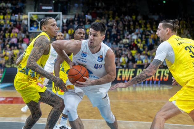 Oldenburg, Lower Saxony, DEU, 10 01 2026, Jure Planinic center, Syntainics MBC , Tomislav Zubcic right, EWE Baskets Oldenburg and Michale Kyser left, EWE Baskets Oldenburg EWE Baskets Oldenburg vs Syntainics MBC Basketball 1 Basketball Bundesliga Season 2025 2026, Matchday 15, Grosse EWE Arena EWE Baskets Oldenburg vs Syntainics MBC