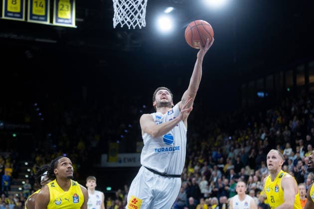 Oldenburg, Lower Saxony, DEU, 10 01 2026, Spencer Reaves center, Syntainics MBC , Michale Kyser left, EWE Baskets Oldenburg and Seth Hinrichs right, EWE Baskets Oldenburg EWE Baskets Oldenburg vs Syntainics MBC Basketball 1 Basketball Bundesliga Season 2025 2026, 15 Matchday, Grosse EWE Arena EWE Baskets Oldenburg vs Syntainics MBC