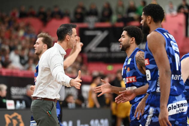 Chris Harris Phoenix Hagen, Head Coach cheers with Marvin Omuvwie Phoenix Hagen, 11 Emotions GER, Tigers Tuebingen vs Phoenix Hagen, Basketball, Men, Pro A, 2 Barmer Basketball Bundesliga, Season 2025 2026, 10 01 2026 GER, Tigers Tuebingen vs Phoenix Hagen, Basketball, Men, Pro A, 2 Barmer Basketball Bundesliga, Season 2025 2026, 10 01 2026 Tuebingen Copyright: xEibner-Pressefoto NicolasxWoernx EP_NWN