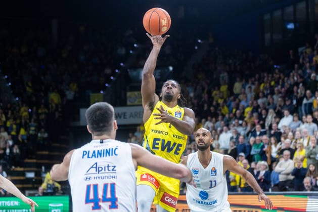 Oldenburg, Lower Saxony, DEU, 10 01 2026, Christopher Clemons center, EWE Baskets Oldenburg , Jure Planinic left, Syntainics MBC and Akeem Vargas right, Syntainics MBC , EWE Baskets Oldenburg vs Syntainics MBC Basketball 1 Basketball Bundesliga Season 2025 2026, 15 Matchday, Grosse EWE Arena EWE Baskets Oldenburg vs Syntainics MBC