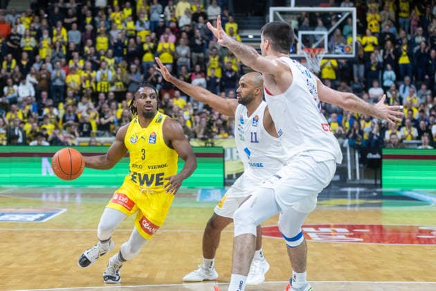Oldenburg, Lower Saxony, DEU, 10 01 2026, Christopher Clemons left, EWE Baskets Oldenburg , Akeem Vargas 2 from right, Syntainics MBC and Jure Planinic right, Syntainics MBC EWE Baskets Oldenburg vs Syntainics MBC Basketball 1 Basketball Bundesliga Season 2025 2026, 15 Matchday, Grosse EWE Arena EWE Baskets Oldenburg vs Syntainics MBC