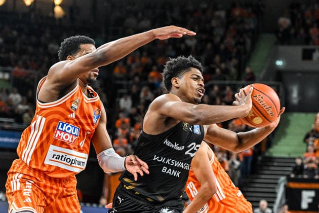 GER, BBL, ratiopharm Ulm vs Basketball Löwen Braunschweig 10 01 2026, ratiopharm arena, Neu Ulm, GER, BBL, ratiopharm Ulm vs Basketball Löwen Braunschweig, in the picture Justin Simon Ulm, 15 , Grant Sherfield Braunschweig, 25 nordphotoxGmbHx xHafner nph00200