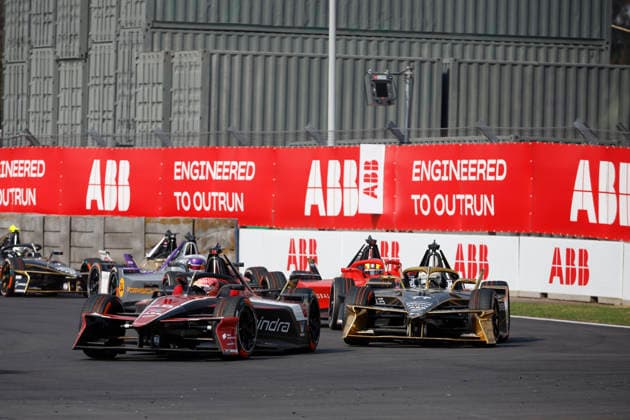 2025 FORMULA E MEXICO CITY ePRIX 48 MORTARA Edoardo (swi), Mahindra Racing, Mahindra M12Electro, action 77 BARNARD Taylor (gbr), DS Penske, DS E-Tense FE25, action during the the Mexico City Paulo ePrix, 2nd round of the 2025-26 ABB FIA Formula E World Championship, WM, Weltmeisterschaft on the Autodromo Hermanos Rodriguez from January 8 to 10, 2025 in Mexico City, Mexico - Copyright: xGREGORYxLENORMANDx