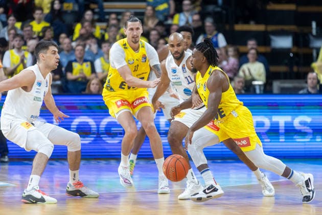 Oldenburg, Lower Saxony, DEU, 10 01 2026, Christopher Clemons right, EWE Baskets Oldenburg , Akeem Vargas center, Syntainics MBC and Tomislav Zubcic left, EWE Baskets Oldenburg EWE Baskets Oldenburg vs Syntainics MBC Basketball 1 Basketball Bundesliga Season 2025 2026, Matchday 15, Grosse EWE Arena EWE Baskets Oldenburg vs Syntainics MBC www.andreas-burmann.de