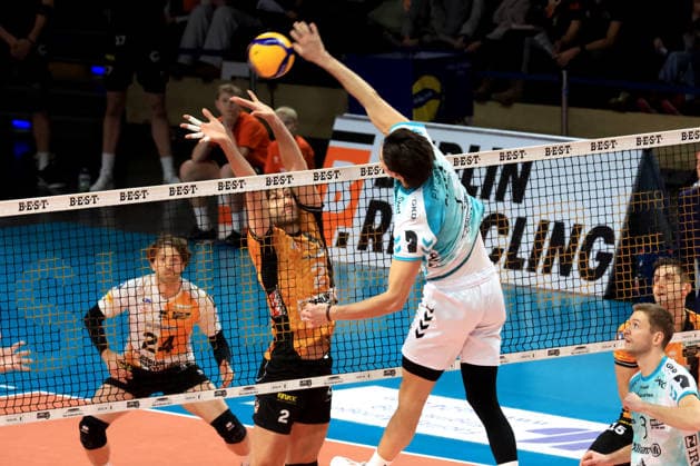 DEU, DVV, 1 VBL, BR Volleys vs SWD powevolleys Dueren, 11 01 2026, Max Schmeling Halle, Berlin, DEU, DVV, 1 VBL, BR Volleys vs SWD powevolleys Dueren, in the picture Matthew Knigge BR Volleys 2 , Kyle Paulson Dueren 1 nordphotoxGmbHx xEngler nph00076