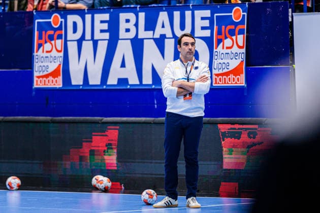 Camille Comte Chambray Touraine Handball, coach in front of a fan banner of HSG Blomberg Lippe with the inscription DIE BLAUE WAND GER, HSG Blomberg Lippe GER vs Chambray Touraine Handball FRA , Handball, EHF European League Women, Group Phase, 11 01 2026 GER, HSG Blomberg Lippe GER vs Chambray Touraine Handball FRA , Handball, EHF European League Women, Group Phase, 11 01 2026 Lemgo Copyright: xEibner-Pressefoto JanxRollingerx EP_JSK