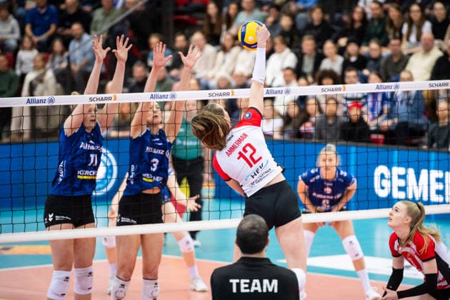 Hannah Ammerman ETV Hamburger Volksbank Volleys, 12 against Stuttgart block of Pauline Martin Allianz MTV Stuttgart, 11 and Jasmine Gross Allianz MTV Stuttgart, 03 GER, Allianz MTV Stuttgart ETV Hamburger Volksbank Volleys, Volleyball Bundesliga, VBL, 2025 2026 season, 11 01 2026 GER, Allianz MTV Stuttgart ETV Hamburger Volksbank Volleys, Volleyball Bundesliga, VBL, 2025 2026 season, 11 01 2026 Stuttgart Copyright: xSandyxDinkelackerx EP_SDR