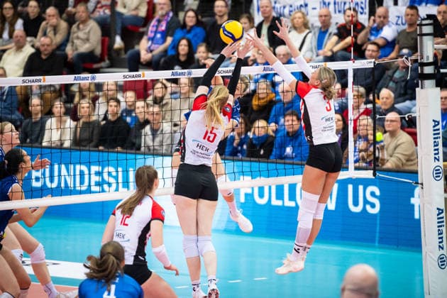 Alexa Sophie Thaden ETV Hamburger Volksbank Volleys, 15 and Lina Koester ETV Hamburger Volksbank Volleys, 03 try to block Antonia Stautzs ball Allianz MTV Stuttgart, 06 GER, Allianz MTV Stuttgart ETV Hamburger Volksbank Volleys, Volleyball Bundesliga, VBL, 2025 2026 season, 11 01 2026 GER, Allianz MTV Stuttgart ETV Hamburger Volksbank Volleys, Volleyball Bundesliga, VBL, 2025 2026 season, 11 01 2026 Stuttgart Copyright: xSandyxDinkelackerx EP_SDR
