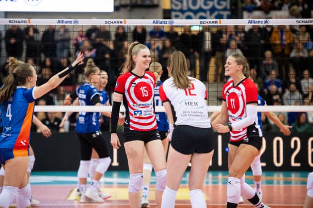Cheers for the Hamburger Team MitteAlexa Sophie Thaden ETV Hamburger Volksbank Volleys, 15 , Hannah Ammerman ETV Hamburger Volksbank Volleys, 12 , Svea Frobel ETV Hamburger Volksbank Volleys, 11 , left Sarah Stiriz ETV Hamburger Volksbank Volleys, 04 GER, Allianz MTV Stuttgart ETV Hamburger Volksbank Volleys, Volleyball Bundesliga, VBL, 2025 2026 season, 11 01 2026 GER, Allianz MTV Stuttgart ETV Hamburger Volksbank Volleys, Volleyball Bundesliga, VBL, 2025 2026 season, 11 01 2026 Stuttgart Copyright: xSandyxDinkelackerx EP_SDR