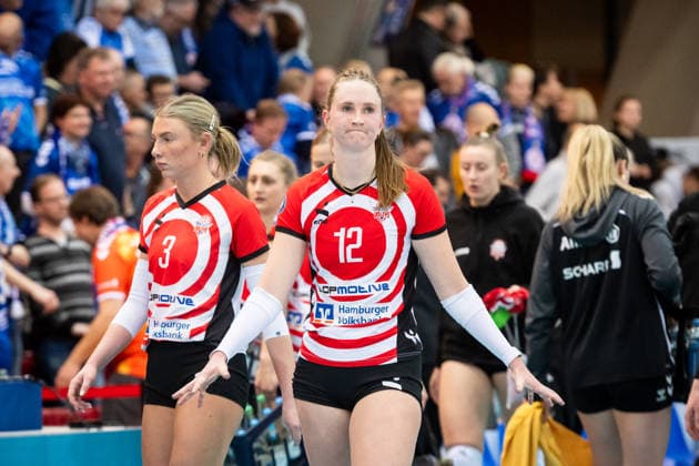 Hannah Ammerman ETV Hamburger Volksbank Volleys, 12 and Lina Koester ETV Hamburger Volksbank Volleys, 03 , left visibly disappointed after losing the set GER, Allianz MTV Stuttgart ETV Hamburger Volksbank Volleys, Volleyball Bundesliga, VBL, Season 2025 2026, 11 01 2026 GER, Allianz MTV Stuttgart ETV Hamburger Volksbank Volleys, Volleyball Bundesliga, VBL, Season 2025 2026, 11 01 2026 Stuttgart Copyright: xSandyxDinkelackerx EP_SDR