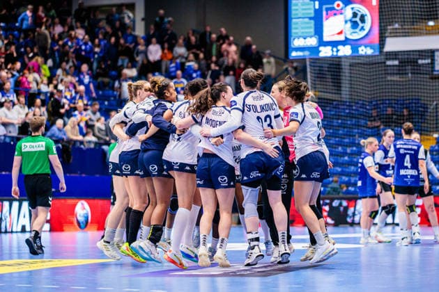 The team of Chambray Touraine Handball celebrates after 25 26 victory GER, HSG Blomberg Lippe GER vs Chambray Touraine Handball FRA , Handball, EHF European League Women, Group Phase, 11 01 2026 GER, HSG Blomberg Lippe GER vs Chambray Touraine Handball FRA , Handball, EHF European League Women, Group Phase, 11 01 2026 Lemgo Copyright: xEibner-Pressefoto JanxRollingerx EP_JSK