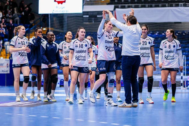 The team of Chambray Touraine Handball celebrates after 25 26 victory GER, HSG Blomberg Lippe GER vs Chambray Touraine Handball FRA , Handball, EHF European League Women, Group Phase, 11 01 2026 GER, HSG Blomberg Lippe GER vs Chambray Touraine Handball FRA , Handball, EHF European League Women, Group Phase, 11 01 2026 Lemgo Copyright: xEibner-Pressefoto JanxRollingerx EP_JSK