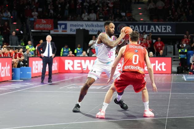 Jeff Garrett Jr Telekom Baskets Bonn, 04 with Nenad Dimitrijevic FC Bayern Basketball, 00 , GER, FC Bayern Basketball vs Telekom Baskets Bonn, Basketball, easycredit Basketball Bundesliga, 15 Matchday, Season 2025 2026, 11 01 2026, GER, FC Bayern Basketball vs Telekom Baskets Bonn, Basketball, easycredit Basketball Bundesliga, 15 Matchday, Season 2025 2026, 11 01 2026 Munich Copyright: xEibner-Pressefoto JennixMaulx EP_JML