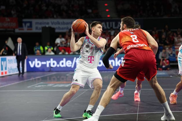Grayson Murphy Telekom Baskets Bonn, 07 with Leon Kratzer FC Bayern Basketball, 08 , GER, FC Bayern Basketball vs Telekom Baskets Bonn, Basketball, easycredit Basketball Bundesliga, 15 Matchday, Season 2025 2026, 11 01 2026, GER, FC Bayern Basketball vs Telekom Baskets Bonn, Basketball, easycredit Basketball Bundesliga, 15 Matchday, Season 2025 2026, 11 01 2026 Munich Copyright: xEibner-Pressefoto JennixMaulx EP_JML