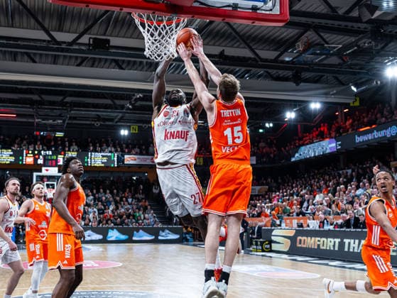 Eddy Edigin Jr Fitness First Wuerzburg Baskets, 27 in Dunk against Linus Trettin RASTA Vechta, 15 RASTA Vechta vs Fitness First Wuerzburg Baskets, Basketball, easyCredit Basketball Bundesliga, 15 Matchday, Season 2025 2026, 11 01 2026 RASTA Vechta vs Fitness First Wuerzburg Baskets, Basketball, easyCredit Basketball Bundesliga, 15 Matchday, Season 2025 2026, 11 01 2026 Vechta Copyright: xEibner-Pressefoto DamianxKruczynx EP_DKI