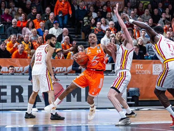 Alonzo Verge Jr RASTA Vechta, 11 in duel against Ryan Schwieger Fitness First Wuerzburg Baskets, 15 RASTA Vechta vs Fitness First Wuerzburg Baskets, Basketball, easyCredit Basketball Bundesliga, 15 Matchday, Season 2025 2026, 11 01 2026 RASTA Vechta vs Fitness First Wuerzburg Baskets, Basketball, easyCredit Basketball Bundesliga, 15 Matchday, Season 2025 2026, 11 01 2026 Vechta Copyright: xEibner-Pressefoto DamianxKruczynx EP_DKI