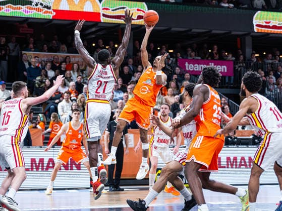 Alonzo Verge Jr RASTA Vechta, 11 at the throw against Eddy Edigin Jr Fitness First Wuerzburg Baskets, 27 RASTA Vechta vs Fitness First Wuerzburg Baskets, Basketball, easyCredit Basketball Bundesliga, 15 Matchday, Season 2025 2026, 11 01 2026 RASTA Vechta vs Fitness First Wuerzburg Baskets, Basketball, easyCredit Basketball Bundesliga, 15 Matchday, Season 2025 2026, 11 01 2026 Vechta Copyright: xEibner-Pressefoto DamianxKruczynx EP_DKI