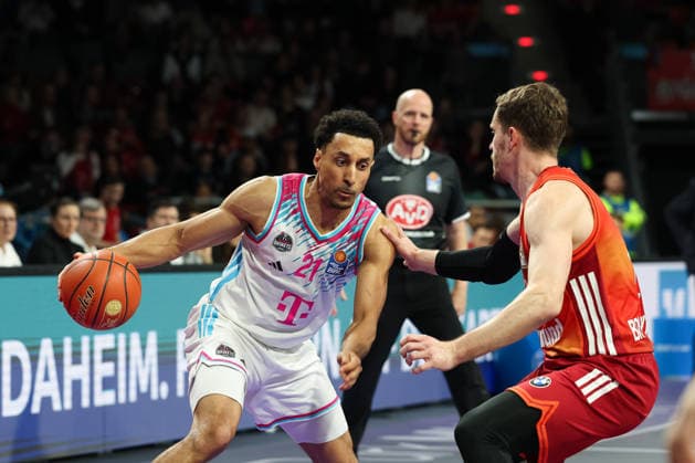 Joel Aminu Telekom Baskets Bonn, 21 with Andreas Obst FC Bayern Basketball, 13 , GER, FC Bayern Basketball vs Telekom Baskets Bonn, Basketball, easycredit Basketball Bundesliga, 15 Matchday, Season 2025 2026, 11 01 2026, GER, FC Bayern Basketball vs Telekom Baskets Bonn, Basketball, easycredit Basketball Bundesliga, 15 Matchday, Season 2025 2026, 11 01 2026 Munich Copyright: xEibner-Pressefoto JennixMaulx EP_JML