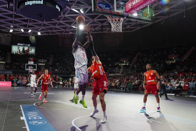 Kur Jongkuch Telekom Baskets Bonn, 15 with ball with Leon Kratzer FC Bayern Basketball, 08 and Xavier Rathan Mayes FC Bayern Basketball, 04 , with Nenad Dimitrijevic FC Bayern Basketball, 00 , GER, FC Bayern Basketball vs Telekom Baskets Bonn, Basketball, easycredit Basketball Bundesliga, 15 Matchday, Season 2025 2026, 11 01 2026, GER, FC Bayern Basketball vs Telekom Baskets Bonn, Basketball, easycredit Basketball Bundesliga, 15 Matchday, Season 2025 2026, 11 01 2026 Muenchen Copyright: xEibner-Pressefoto JennixMaulx EP_JML