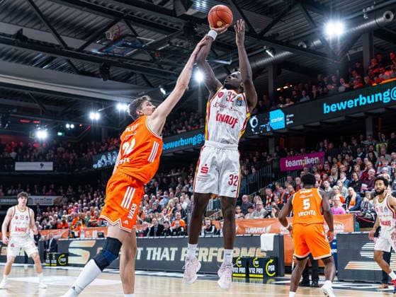 Charles Thompson Fitness First Wuerzburg Baskets, 32 at the throw against Tibor Pleiss RASTA Vechta, 22 RASTA Vechta vs Fitness First Wuerzburg Baskets, Basketball, easyCredit Basketball Bundesliga, Matchday 15, Season 2025 2026, 11 01 2026 RASTA Vechta vs Fitness First Wuerzburg Baskets, Basketball, easyCredit Basketball Bundesliga, Matchday 15, Season 2025 2026, 11 01 2026 Vechta Copyright: xEibner-Pressefoto DamianxKruczynx EP_DKI