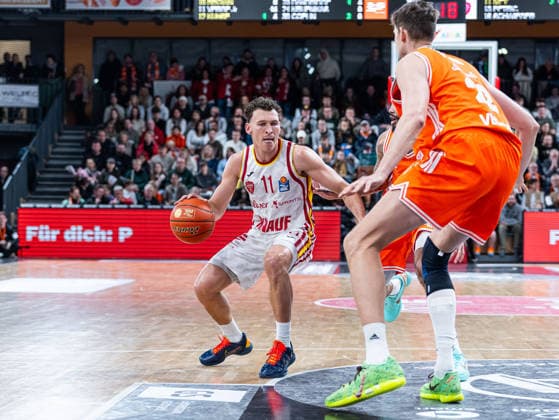 Brae Ivey Fitness First Wuerzburg Baskets, 11 in duel against Tibor Pleiss RASTA Vechta, 22 RASTA Vechta vs Fitness First Wuerzburg Baskets, Basketball, easyCredit Basketball Bundesliga, Matchday 15, Season 2025 2026, 11 01 2026 RASTA Vechta vs Fitness First Wuerzburg Baskets, Basketball, easyCredit Basketball Bundesliga, Matchday 15, Season 2025 2026, 11 01 2026 Vechta Copyright: xEibner-Pressefoto DamianxKruczynx EP_DKI