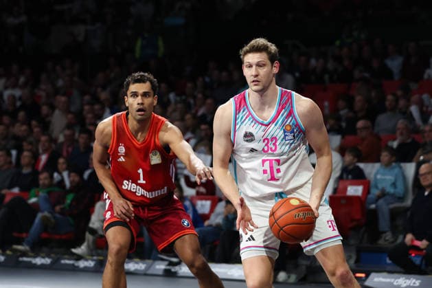 Patrick Heckmann Telekom Baskets Bonn, 33 with Oscar da Silva FC Bayern Basketball, 01 , GER, FC Bayern Basketball vs Telekom Baskets Bonn, Basketball, easycredit Basketball Bundesliga, 15 Matchday, Season 2025 2026, 11 01 2026, GER, FC Bayern Basketball vs Telekom Baskets Bonn, Basketball, easycredit Basketball Bundesliga, 15 Matchday, Season 2025 2026, 11 01 2026 Munich Copyright: xEibner-Pressefoto JennixMaulx EP_JML
