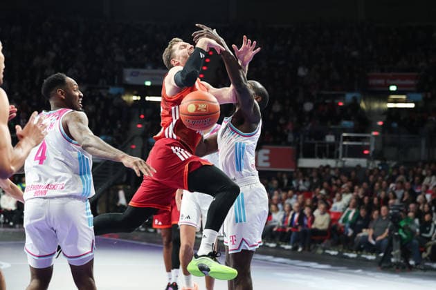 Andreas Obst FC Bayern Basketball, 13 with Tylan Birts Telekom Baskets Bonn, 05 and Jeff Garrett Jr Telekom Baskets Bonn, 04 , GER, FC Bayern Basketball vs Telekom Baskets Bonn, Basketball, easycredit Basketball Bundesliga, 15 Matchday, Season 2025 2026, 11 01 2026, GER, FC Bayern Basketball vs Telekom Baskets Bonn, Basketball, easycredit Basketball Bundesliga, 15 Matchday, Season 2025 2026, 11 01 2026 Munich Copyright: xEibner-Pressefoto JennixMaulx EP_JML
