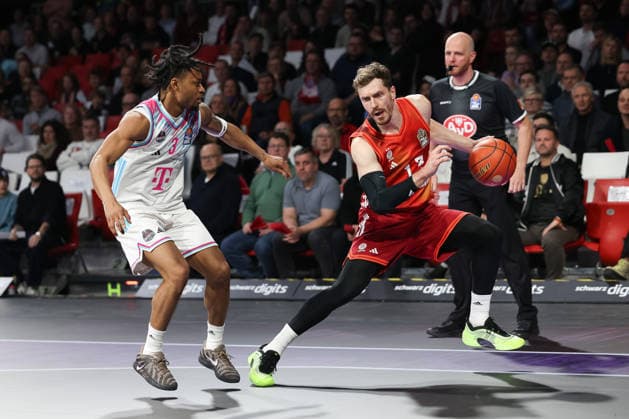 Andreas Obst FC Bayern Basketball, 13 with Zachery Cooks Telekom Baskets Bonn, 03 , GER, FC Bayern Basketball vs Telekom Baskets Bonn, Basketball, easycredit Basketball Bundesliga, 15 Matchday, Season 2025 2026, 11 01 2026, GER, FC Bayern Basketball vs Telekom Baskets Bonn, Basketball, easycredit Basketball Bundesliga, 15 Matchday, Season 2025 2026, 11 01 2026 Munich Copyright: xEibner-Pressefoto JennixMaulx EP_JML